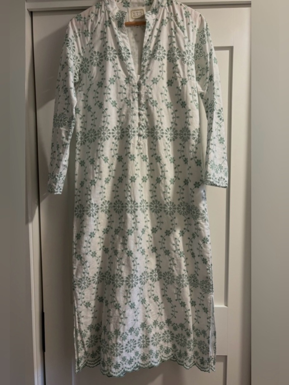 NEW WHITE AND GREEN EYELET COTTON DRESS IN SIZE M FROM SAIL TO SABEL. NEVER WORN